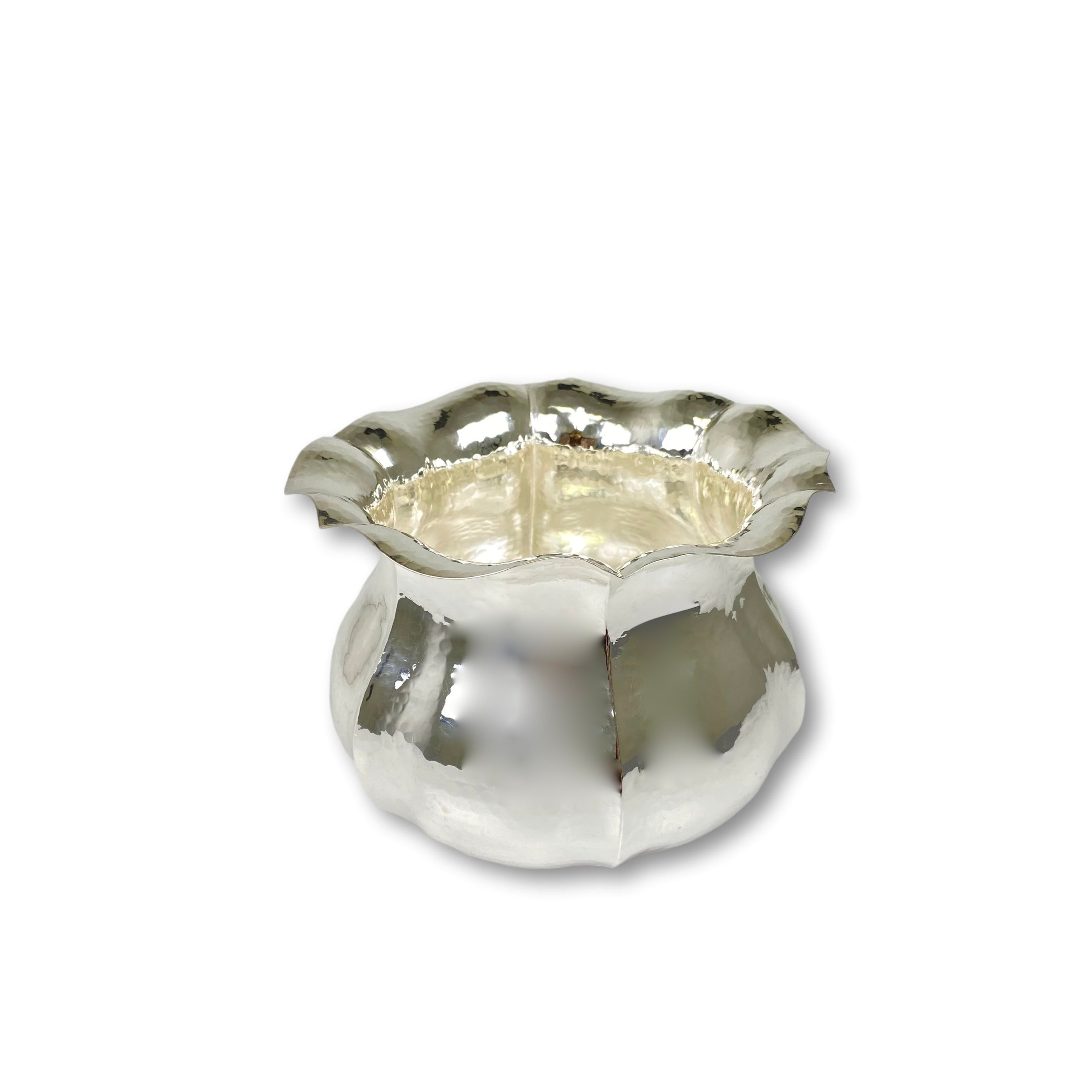 Vaso in argento decorativo