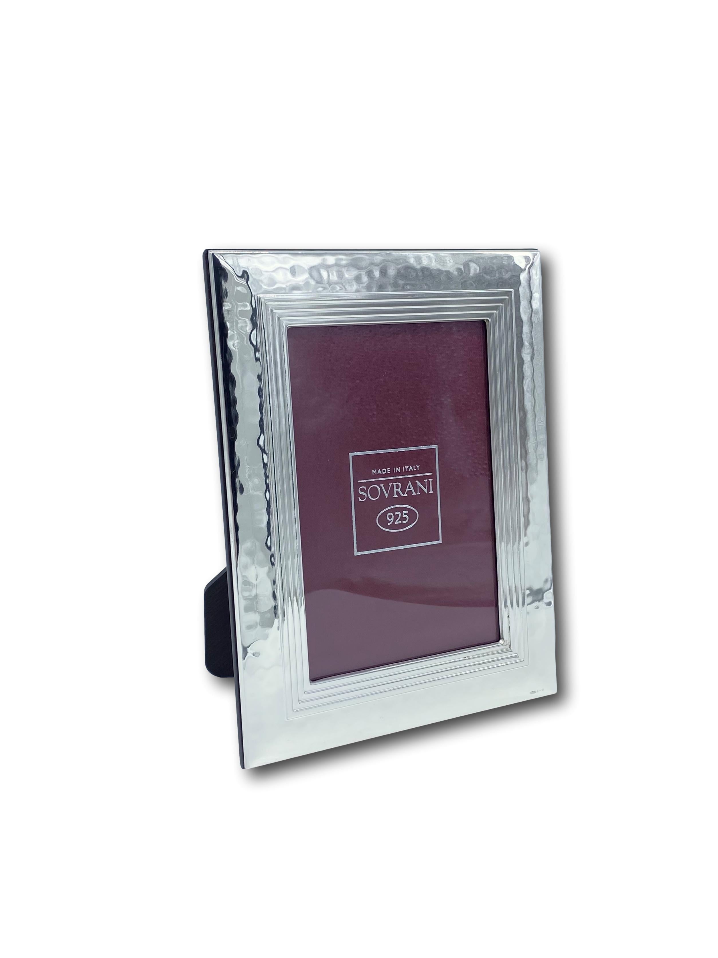 Cornice in argento battuta, con decorazione interna